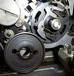 Mecanismo que traduzia pulsos elétricos seriais em um barramento de dados mecânico paralelo