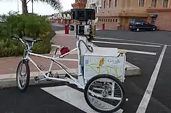 O triciclo, Google Trike, estacionado em Siam Park.