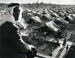 Homem em um campo de refugiados palestinos do Nakba (desastre em árabe), resultante da Guerra árabe-israelense de 1948