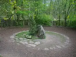 Túmulo de Merlin na floresta de Brocéliande, Paimpont