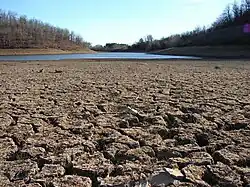 Um leito de lago seco na Califórnia, que está enfrentando a sua pior megasseca em 1.200 anos.Ivanova, Irina (2 de junho de 2022). «California is rationing water amid its worst drought in 1,200 years». CBS News&nbsp;
