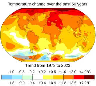 O mapa global mostra aumentos de temperatura do mar de 0,5 a 1 grau Celsius; aumentos de temperatura terrestre de 1 a 2 graus Celsius; e aumentos de temperatura no Ártico de até 4 graus Celsius.
