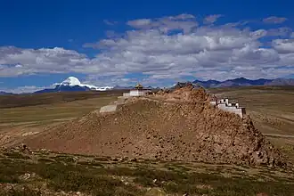 Gompa de Chiu, situada perto do lago Manasarovar, com o monte Kailash ao fundo