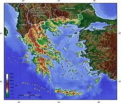Mapa colorido da Grécia com indicações de elevações topográficas e principais formações montanhosas.