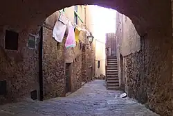 Uma rua típica em Giglio Castello.