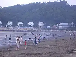 A Praia de Hac-Sá, uma das praias mais famosas de Macau. Possui areia de cor acastanhada e preta. Hac-Sá, em chinês, significa "areia preta".