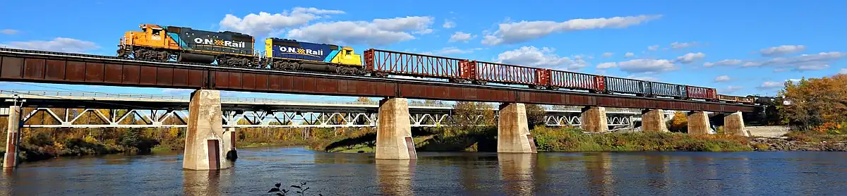 Trem de carga da Ontario Northland sobre o Rio Missinaibi em Mattice-Val Côté no Norte de Ontário