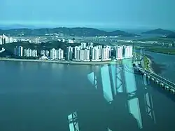 A ilha da Taipa (centro baixo, a ilha com mais prédios), a ilha de Coloane (centro cima) e uma parte da ilha de Hengqin (direita). Vista no terraço panorâmico da Torre de Macau.
