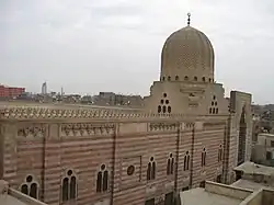 Mesquita de al-Mu'ayyad Shaykh (construída entre 1415 e 1420), com a cúpula do mausoléu visível.