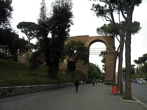 Um dos altíssimos arcos da extensão de Domiciano dos arcos dos Arcos de Nero para servir o monte Palatino.