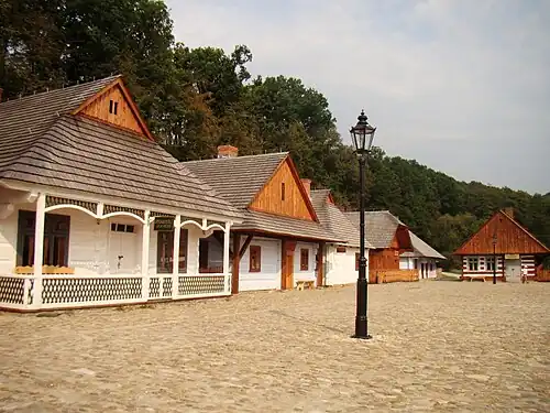 Frentes estreitas de casas de madeira (melhoradas) em enxaimel e casas de madeira com sua empena voltada para a praça na cidade reconstruída em Sanok