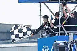 Emprego da bandeira xadrez para assinalar a chegada à meta de uma prova do campeonato de Fórmula E na Alemanha.