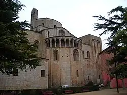 Colunas duplas alternadas com pilares compostos no arco da galeria da abside