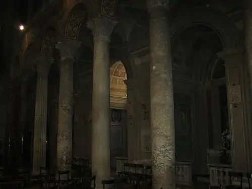 Colunas antigas na nave