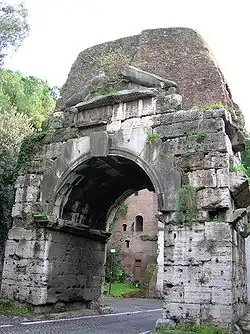 Arco de Druso atualmente, com a estrutura de tijolos da Água Márcia claramente visível acima.
