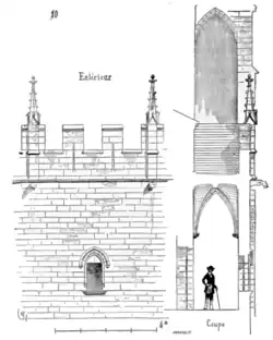 Corte transversal duma galeria abobadada em arcos de ogiva e iluminada por pequenas janelas que se abrem para o pátio