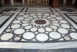 Exemplo de pavimento de mosaico de mármore na Madraça do Sultão Barquq (1386).