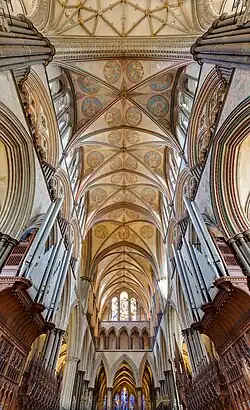 Abóbada em cruzaria sobre as janelas do clerestório
