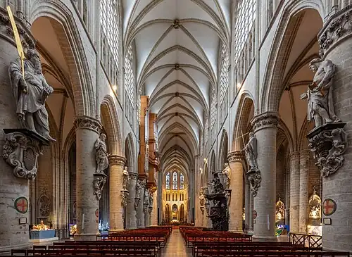 A Catedral de São Miguel e Santa Gudula em Bruxelas é uma obra-prima da arquitetura gótica, construída a partir do século XIII.