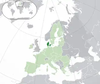 Localização da Dinamarca (em verde) No continente europeu (em cinza) Na União Europeia (em verde claro) Localização de Dinamarca, Ilhas Feroe e Groenlândia, que juntas formam o Reino da Dinamarca (em verde).