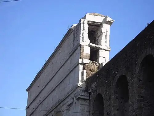 Detalhe da Porta Maggiore mostrando os dois canais superpostos da Água Cláudia (embaixo) e a Água Ânio Novo (em cima).