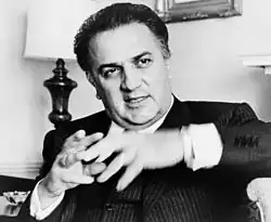 Federico Fellini (1920-1993), importante cineasta italiano do Século XX, diretor de clássicos famoso como Il bidone, A Doce Vida, 8½, Julieta dos Espíritos, Amarcord, Roma, Entrevista, E la nave va e La voce della luna.