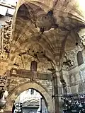 Portal elaborado com abóbada de berço construído pelo sultão Alguri no Khan el-Khalili (1511).