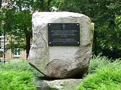 Pedra comemorativa do antigo cemitério