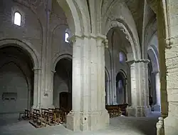 Pilares cruciformes com colunas para os antigos arcos e pequenas colunas, no interior das naves, dos arcos de pé-direito. Igreja de Poblet (Conca de Barberà)