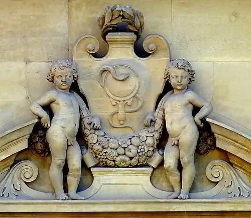 Detalhe da decoração: espelho e serpente, atributos tradicionais da prudência