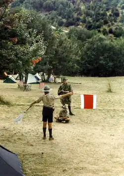 Escoteiros alemães exercitando a transmissão de mensagens com bandeiras