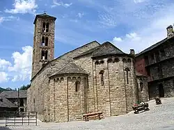 Decoração lombarda na cabeceira e torre sineira. Santa Maria de Taüll (Alta Ribagorça)