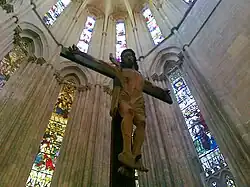 A cruz no cabeço da nave central.