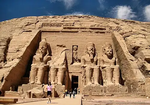 Grande Templo de Abu Simbel: hipogeu escavado na rocha.