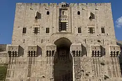 O salão de banquetes mameluco (1406-07) construído sobre o portão aiúbida da Cidadela de Alepo.