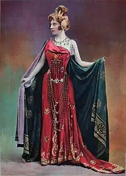 A atriz francesa Amélie Diéterle como Ônfale na opereta "Les travaux d'Hercule", em Paris, foto do jornal francês Le Theatre de 11 de abril de 1901