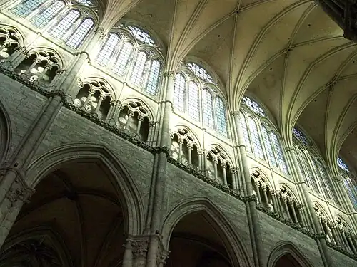 Catedral de Amiens. Arcada, Trifório e Claire-voie. 42,30 metros (138,8 pés). (1220-1270)