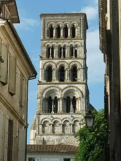 Torre sineira com arcos cegos e janelas diferentes em cada piso. Catedral de Angoulême (Xaranta)