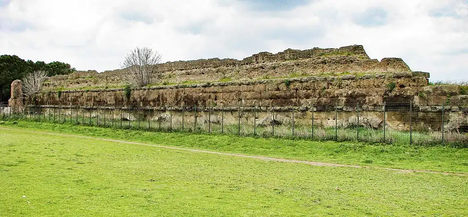 Ruínas de um trecho revelando a alvenaria distinta de cada um dos três aquedutos.