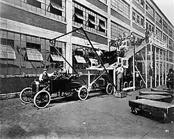 Linha de montagem da Ford, 1913.