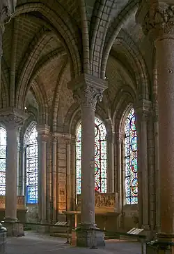 O deambulatório reconstruído da Abadia de Saint-Denis (1140-1144)