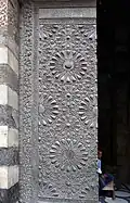 Decoração com revestimento de bronze nas portas da Madraça-Mesquita do Sultão Barquq (1384).