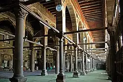 Exemplo de uma mesquita mameluca no formato hipostilo tradicional, a Mesquita al-Maridani (1340).