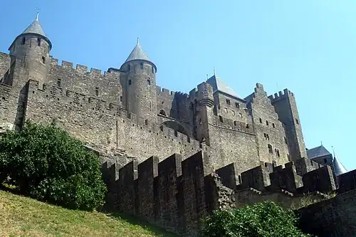 Muralhas externas restauradas da cidade medieval de Carcassonne (séculos XIII-XIV)