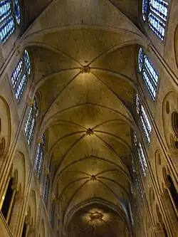 Primeiras abóbadas em cruzaria de seis partes na Notre-Dame de Paris (1182-1190)