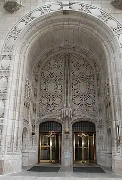Entrada oeste da Tribune Tower, em Chicago (1923–25)
