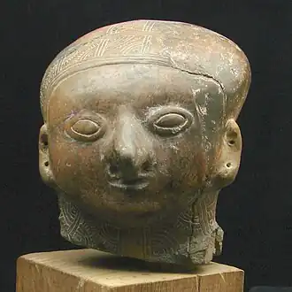 Mulher chorrera que apresenta a deformação do crânio. (1000 a.C.)