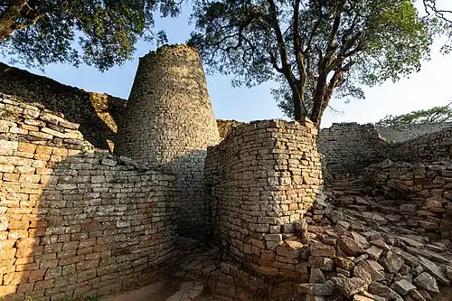 A torre cônica dentro do Grande Recinto no Grande Zimbabwe, uma cidade medieval construída por uma cultura próspera, arquiteto desconhecido, c.séculos XI–XIV