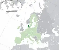 Localização da Dinamarca (em verde)No continente europeu (em cinza) Na União Europeia (em verde claro)Localização de Dinamarca, Ilhas Feroe e Groenlândia, que juntas formam o Reino da Dinamarca (em verde).
