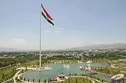 Mastro de Duxambé (165 m), arvorando a bandeira do Tajiquistão